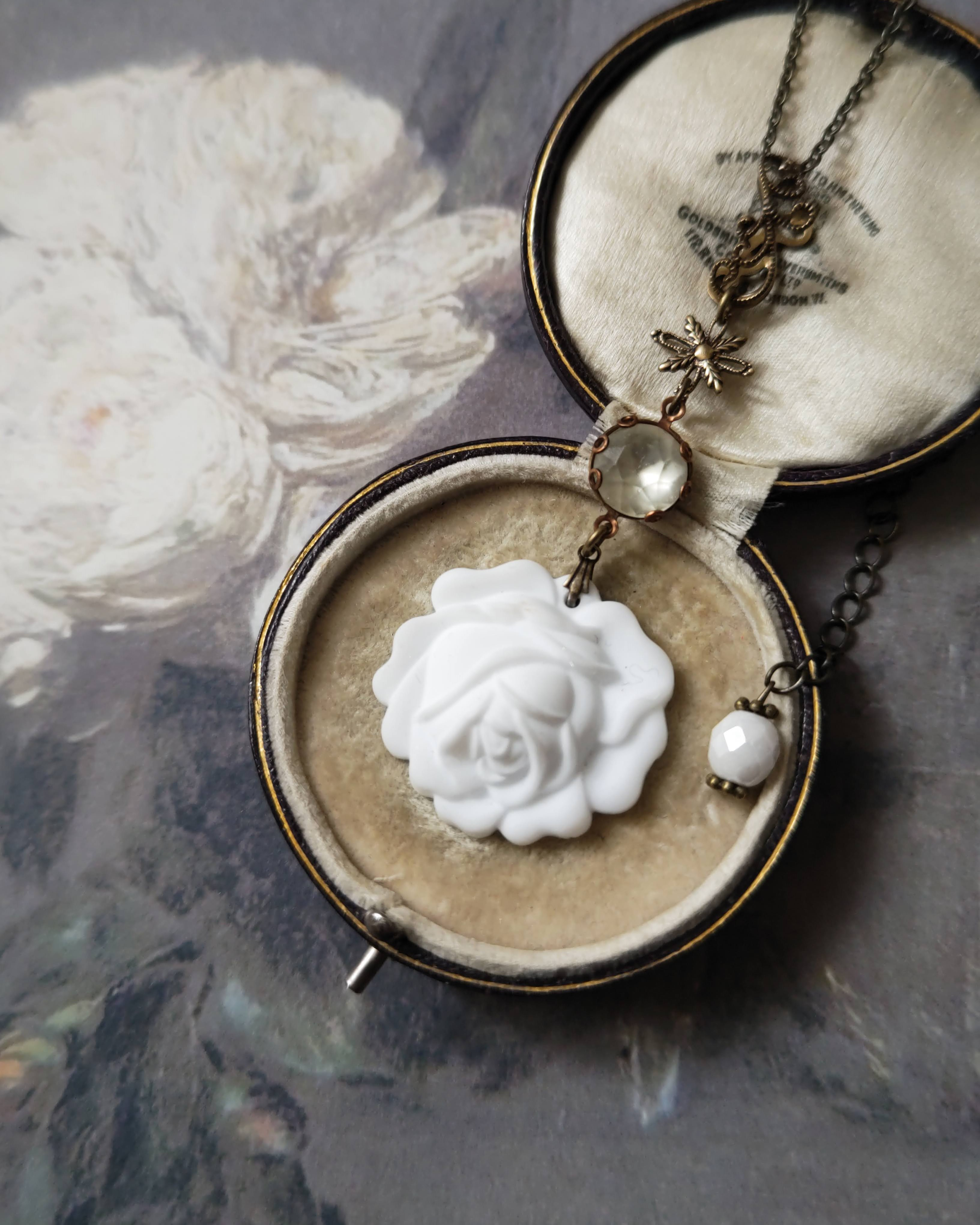 1960年代ドイツヴィンテージ　チョークホワイト　ローズペンダント