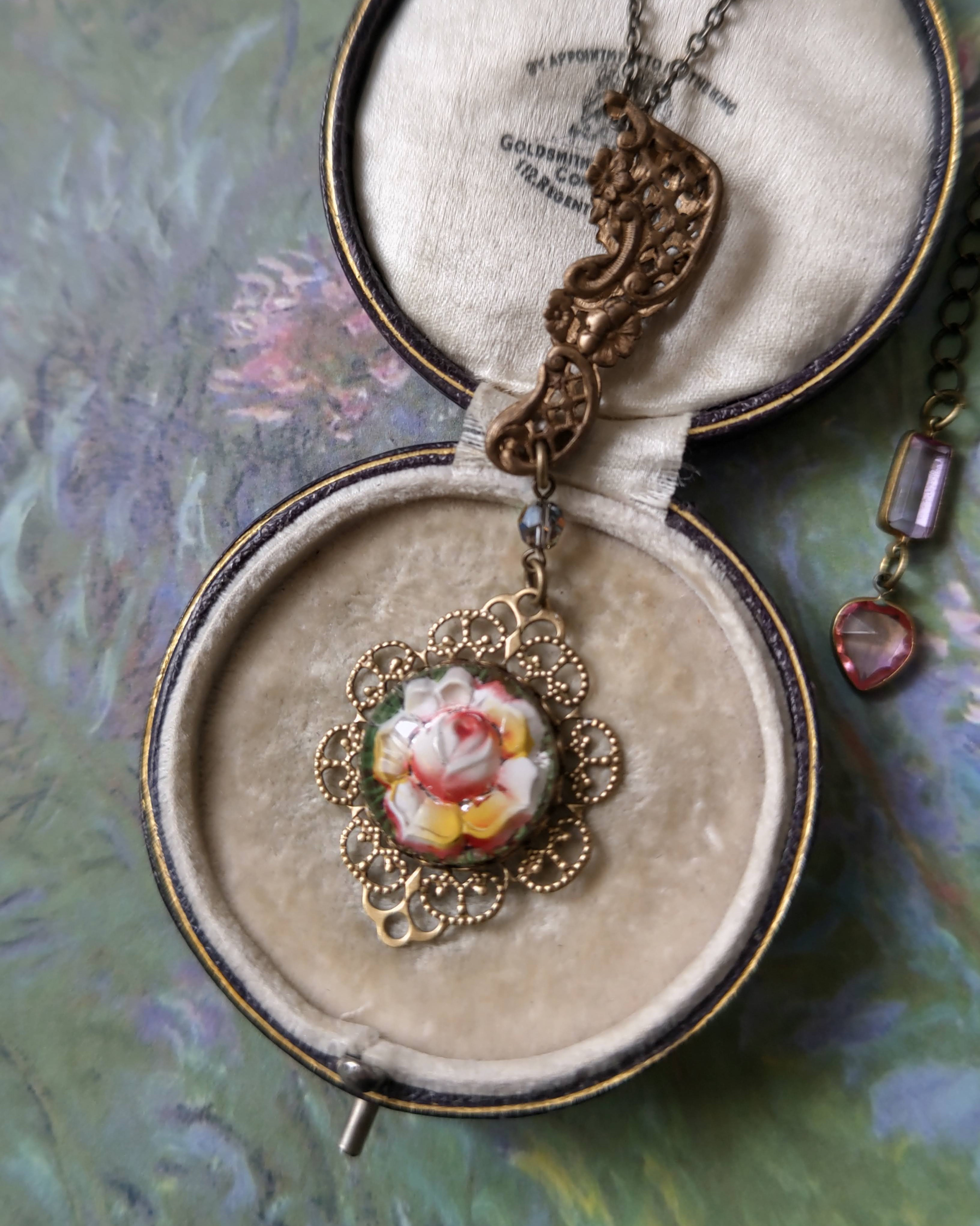 1930年代　チェコヴィンテージ　ローズインタリオ　ペンダント