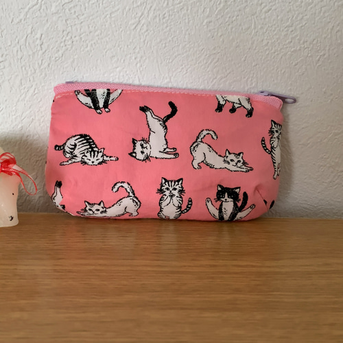 ヨガ猫さんのぷっくりファスナーポーチ《ピンク》（ミニ） ポーチ  