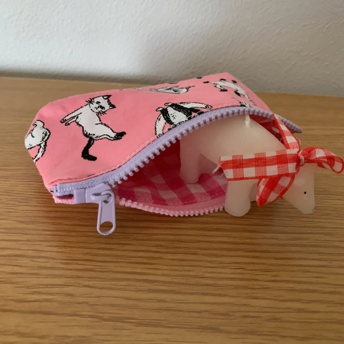 ヨガ猫さんのぷっくりファスナーポーチ《ピンク》（ミニ） ポーチ  