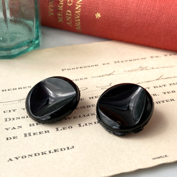 【送料無料】2個 1930s チェコ製 アンティーク ヴィンテージ 黒ガラスボタン 素材 [EY8451] 3枚目の画像