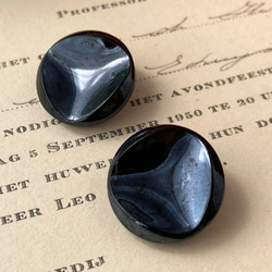 【送料無料】2個 1930s チェコ製 アンティーク ヴィンテージ 黒ガラスボタン 素材 [EY8451A] 1枚目の画像