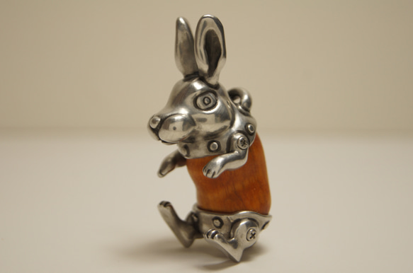ウサギ　チャクテビガ（木材）ピューター（金属）ペンダント、バッグチャーム 3枚目の画像