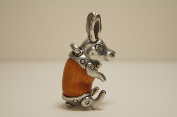 ウサギ　チャクテビガ（木材）ピューター（金属）ペンダント、バッグチャーム 6枚目の画像