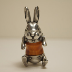ウサギ　チャクテビガ（木材）ピューター（金属）ペンダント、バッグチャーム 7枚目の画像