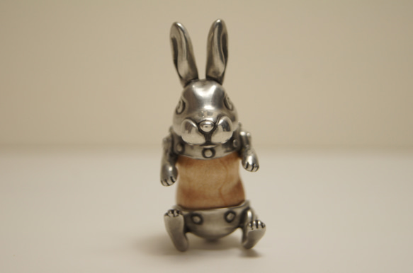 ウサギ　ハードメープル（木材）ピューター（金属）ペンダント、バッグチャーム、キーホルダー、 6枚目の画像
