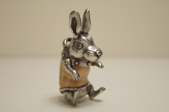 ウサギ　ハードメープル（木材）ピューター（金属）ペンダント、バッグチャーム、キーホルダー、 5枚目の画像
