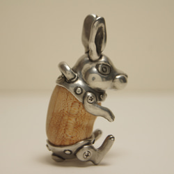 ウサギ　ハードメープル（木材）ピューター（金属）ペンダント、バッグチャーム、キーホルダー、 4枚目の画像