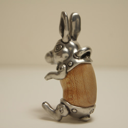 ウサギ　ハードメープル（木材）ピューター（金属）ペンダント、バッグチャーム、キーホルダー、 3枚目の画像