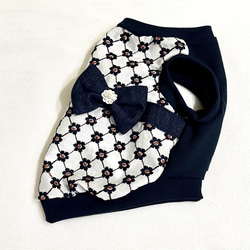 犬服　花柄刺繍のコットンレースのタンクトップ（ホワイト＆ネイビー） 3枚目の画像