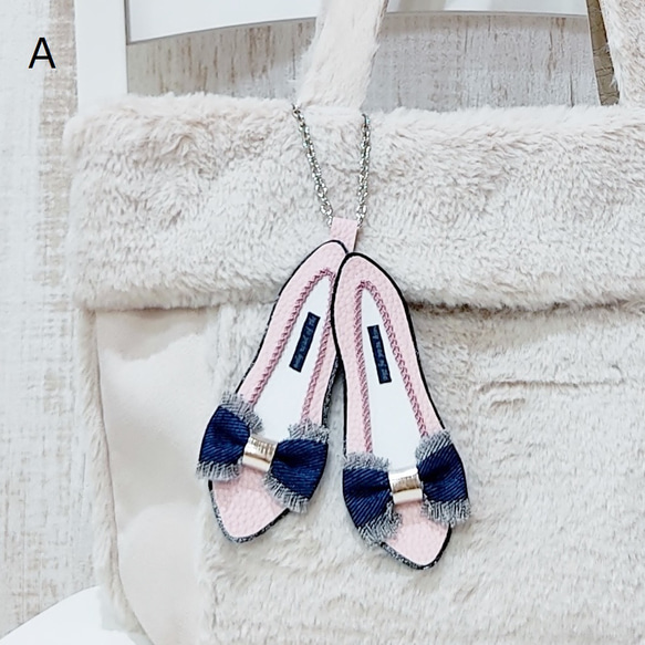 靴モチーフ バッグチャーム -ピンク × デニムリボン- 1枚目の画像