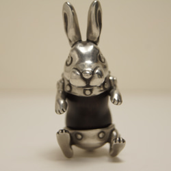 ウサギ　黒檀（木材）ピューター（金属）ペンダント、バッグチャーム、キーホルダー、 4枚目の画像