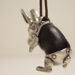 ウサギ　黒檀（木材）ピューター（金属）ペンダント、バッグチャーム、キーホルダー、 3枚目の画像
