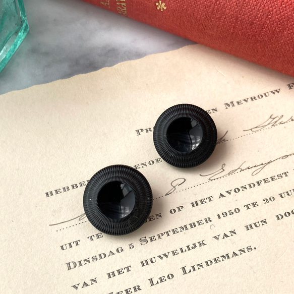 【送料無料】2個 1930s チェコ製 アンティーク ヴィンテージ 黒ガラスボタン 素材 [EY8454] 2枚目の画像