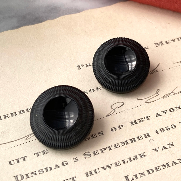 【送料無料】2個 1930s チェコ製 アンティーク ヴィンテージ 黒ガラスボタン 素材 [EY8454] 1枚目の画像