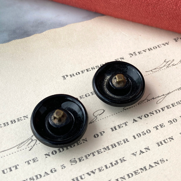 【送料無料】2個 1930s チェコ製 アンティーク ヴィンテージ 黒ガラスボタン 素材 [EY8457] 4枚目の画像