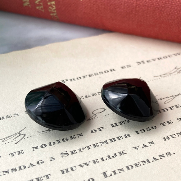 【送料無料】2個 1930s チェコ製 アンティーク ヴィンテージ 黒ガラスボタン 素材 [EY8457] 3枚目の画像