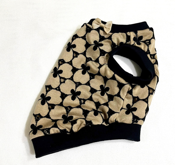 犬服　花柄刺繍のコットンニットのタンクトップ（ベージュ色×黒色） 2枚目の画像