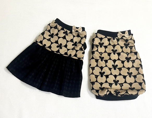 犬服　花柄刺繍のコットンニットのタンクトップ（ベージュ色×黒色） 3枚目の画像