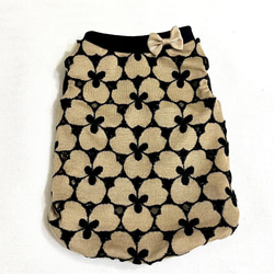 犬服　花柄刺繍のコットンニットのタンクトップ（ベージュ色×黒色） 1枚目の画像