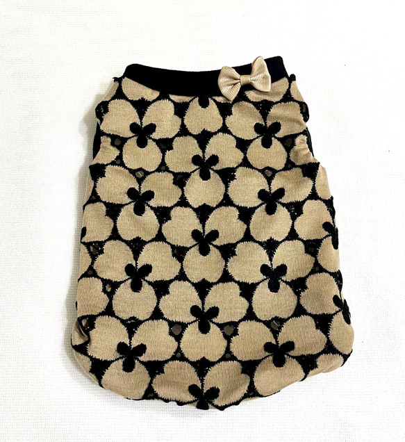 犬服　花柄刺繍のコットンニットのタンクトップ（ベージュ色×黒色） 1枚目の画像