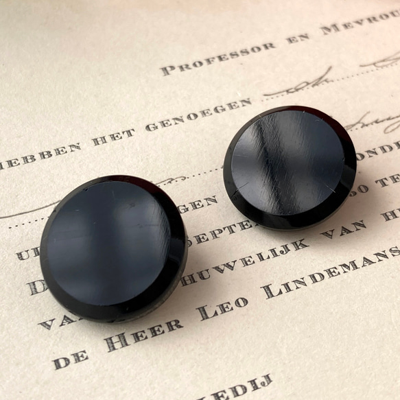 【送料無料】2個 1930s チェコ製 アンティーク ヴィンテージ 黒ガラスボタン 素材 [EY8459] 1枚目の画像