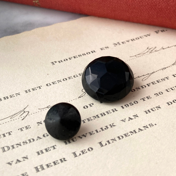 【送料無料】2個 1930s チェコ製 アンティーク ヴィンテージ 黒ガラスボタン 素材 [EY8462] 2枚目の画像