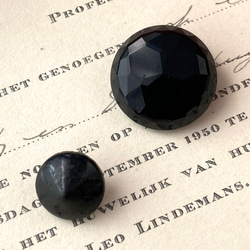 【送料無料】2個 1930s チェコ製 アンティーク ヴィンテージ 黒ガラスボタン 素材 [EY8462] 1枚目の画像