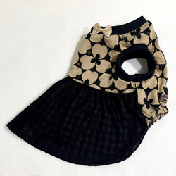 犬服　花柄刺繍のコットンニットのワンピース（ベージュ色×黒色） 3枚目の画像