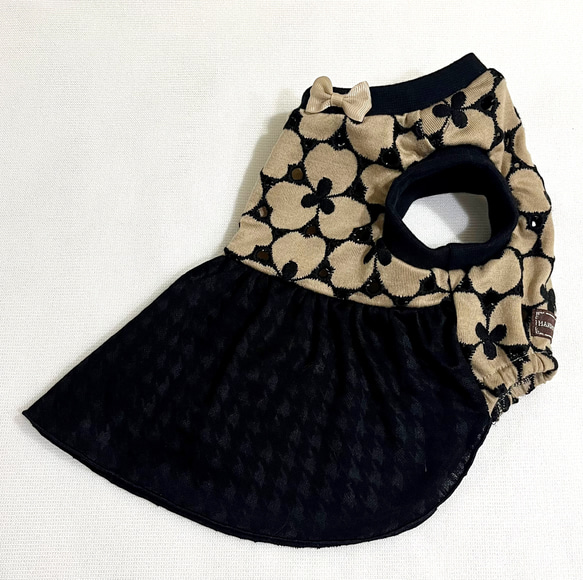 犬服　花柄刺繍のコットンニットのワンピース（ベージュ色×黒色） 3枚目の画像
