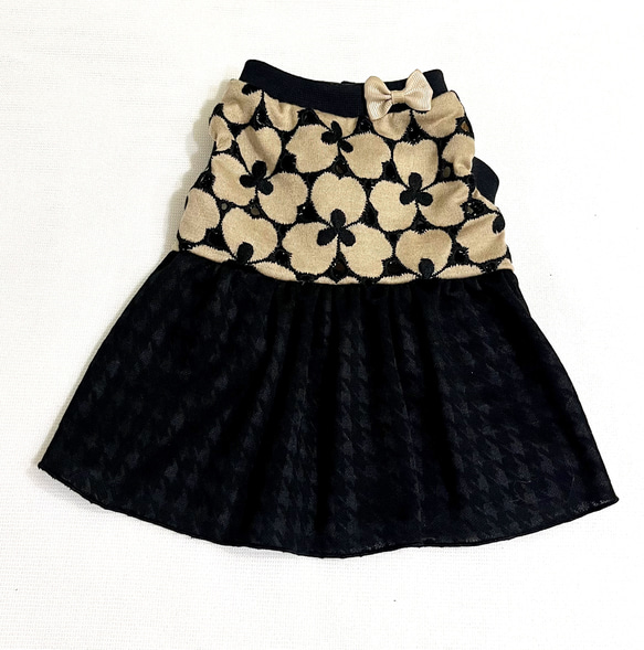 犬服　花柄刺繍のコットンニットのワンピース（ベージュ色×黒色） 1枚目の画像