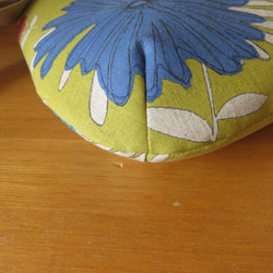 北欧風花柄リネン生地のおにぎり型ショルダーバッグ 3枚目の画像