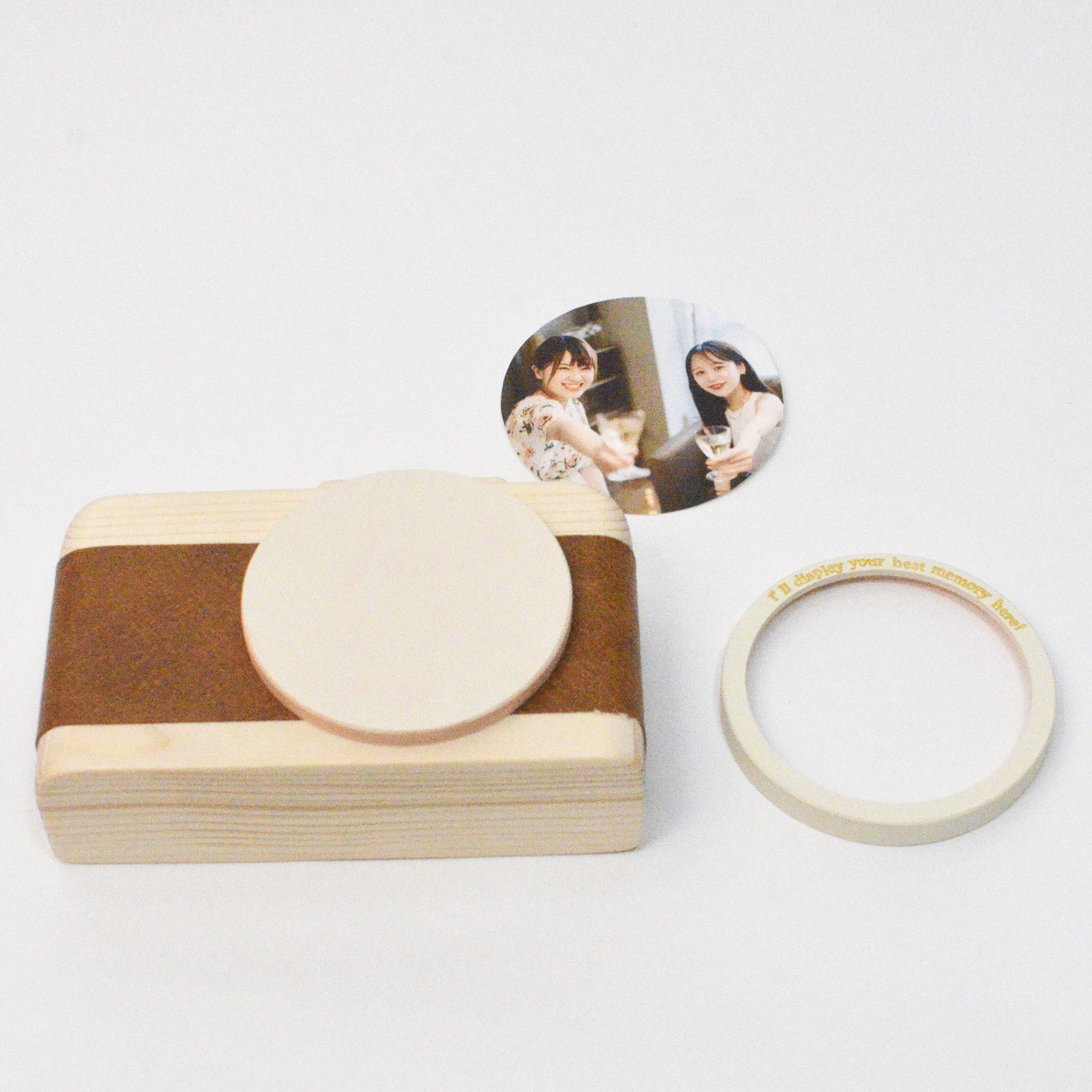 冬限定2025 キャメルフェイクレザーとオフホワイトフレームが映えるカメラ型フォトフレーム