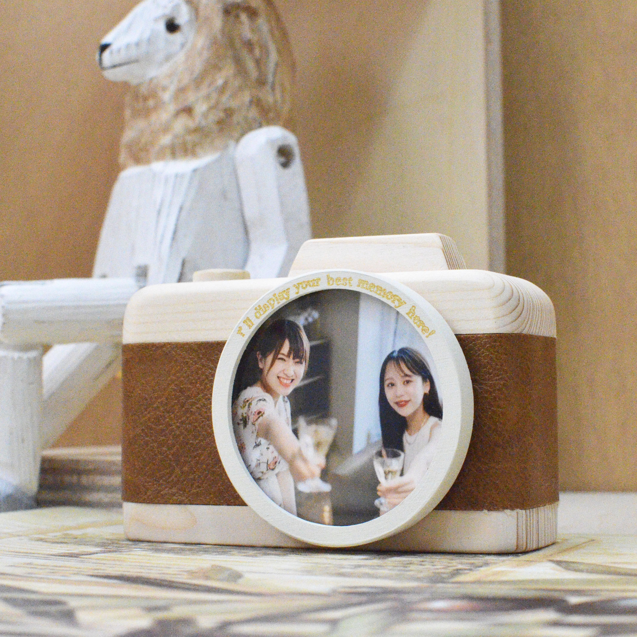 冬限定2025 キャメルフェイクレザーとオフホワイトフレームが映えるカメラ型フォトフレーム