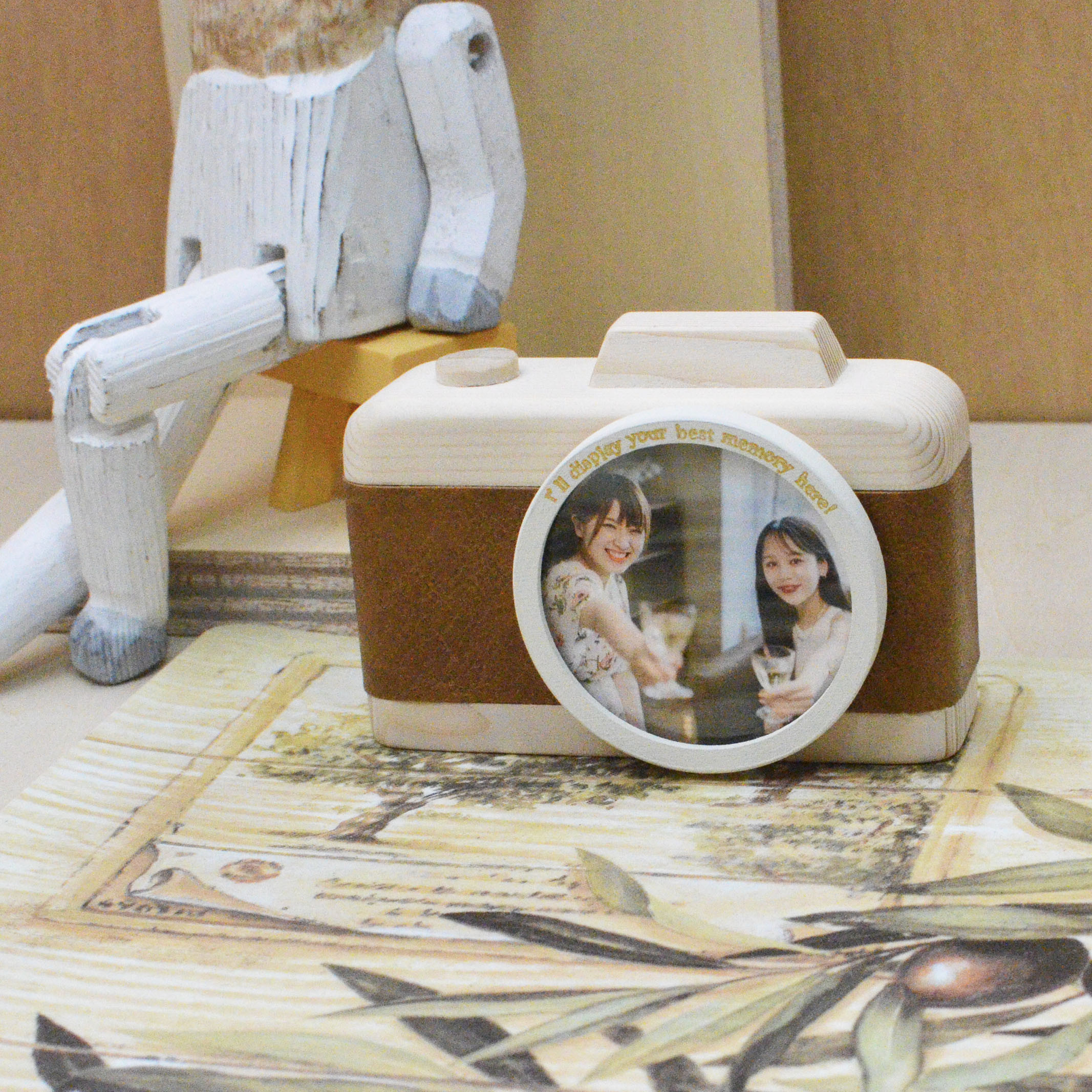 冬限定2025 キャメルフェイクレザーとオフホワイトフレームが映えるカメラ型フォトフレーム