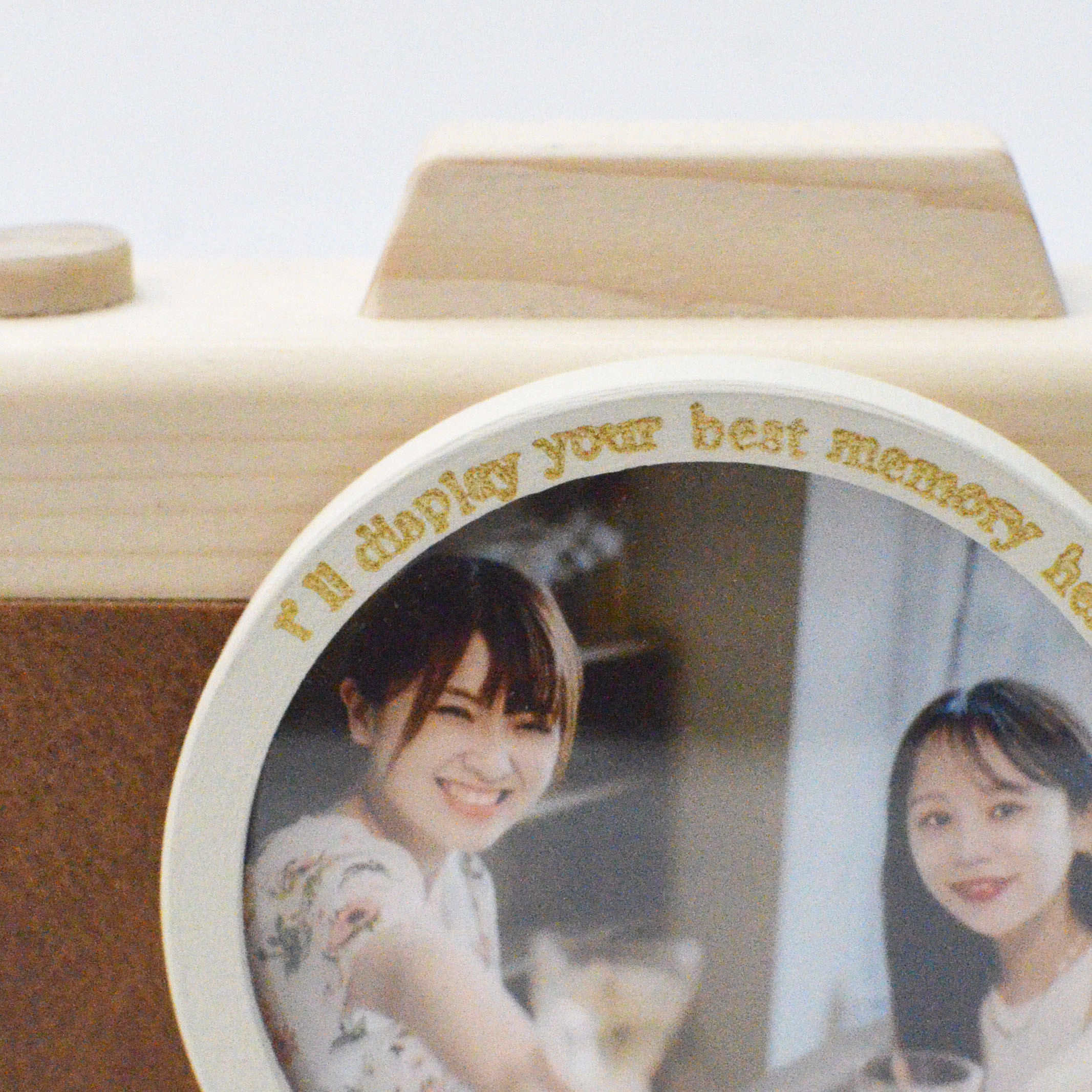 冬限定2025 キャメルフェイクレザーとオフホワイトフレームが映えるカメラ型フォトフレーム