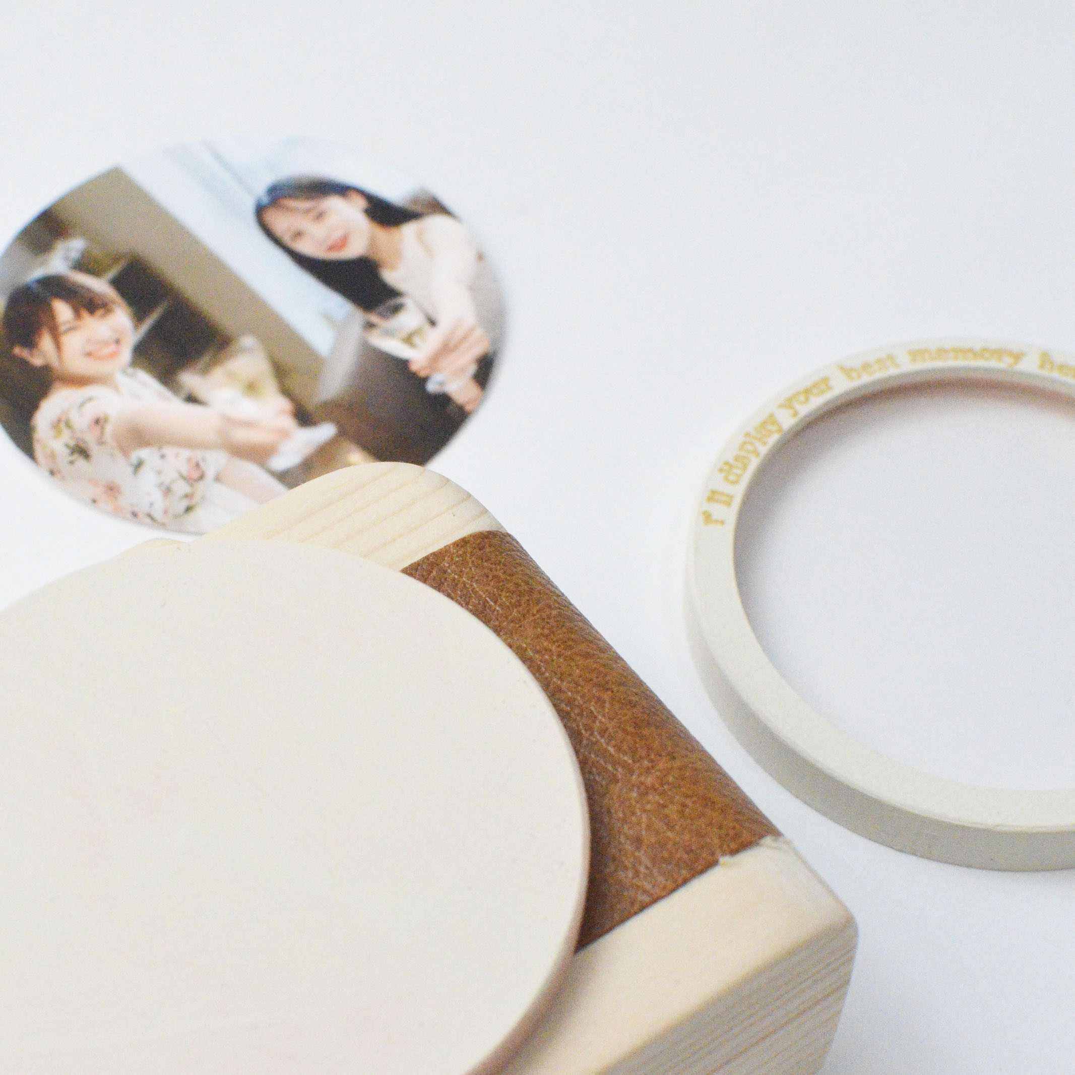 冬限定2025 キャメルフェイクレザーとオフホワイトフレームが映えるカメラ型フォトフレーム