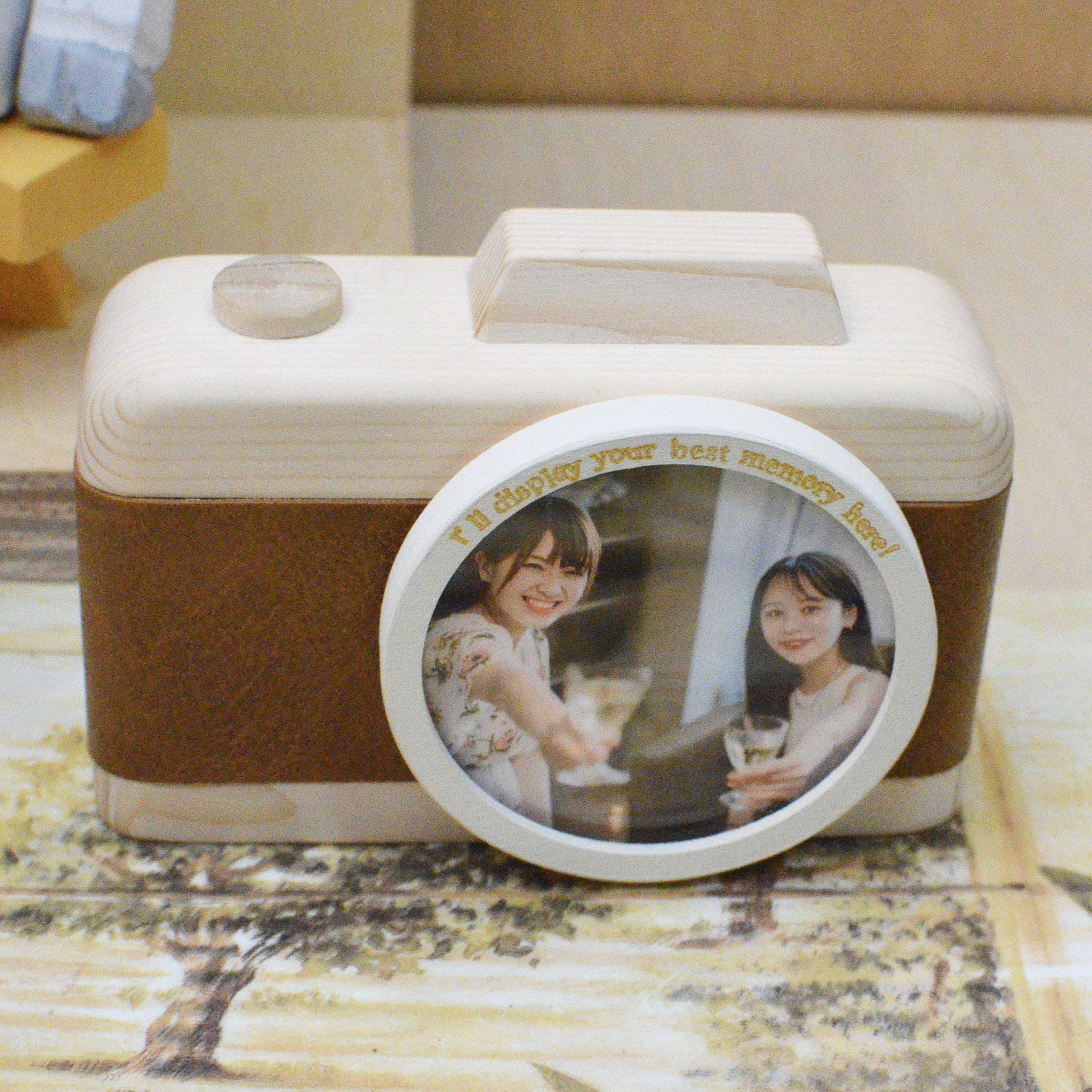 冬限定2025 キャメルフェイクレザーとオフホワイトフレームが映えるカメラ型フォトフレーム