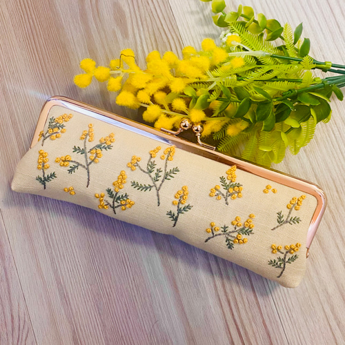 手刺繍ミモザのふわふわがま口メガネポーチ*ペンケース メガネ 手刺繍ミモザのふわふわがま口メガネポーチ*ペンケース メガネ