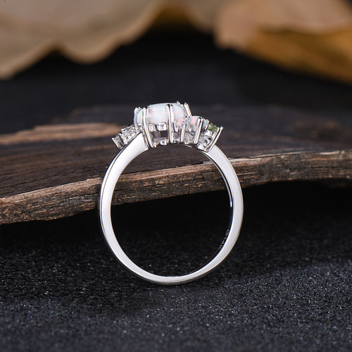 ホワイトオパールの婚約指輪 カンラン石ペリドット リング 10月