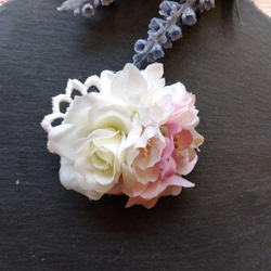 白のバラとピンクの紫陽花のミニコサージュ 2枚目の画像