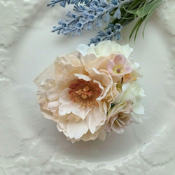 クリーム色のピオニーとバラのチュラルなコサージュ 1枚目の画像