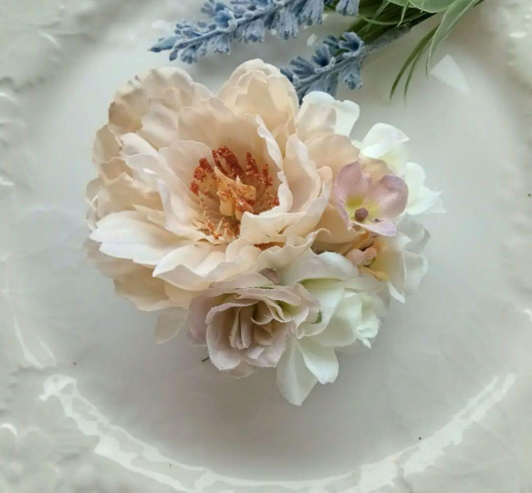 クリーム色のピオニーとバラのチュラルなコサージュ 2枚目の画像