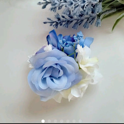 ロイヤルブルーのダリアとバラに白のバラとブロッサムの親子コサージュ 3枚目の画像