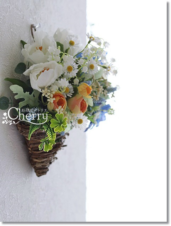 【春リース】白いチューリップとスズランの壁面バスケットアレンジ。「Creema限定」 8枚目の画像