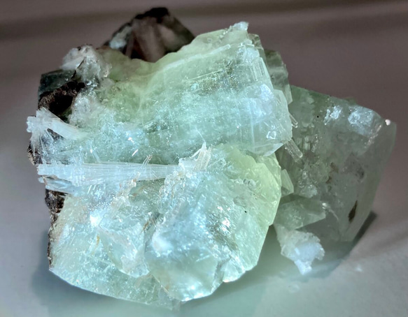天使の水晶˚✧₊⁎  虹入り　グリーンアポフィライト　原石　クラスター　魚眼石 2枚目の画像