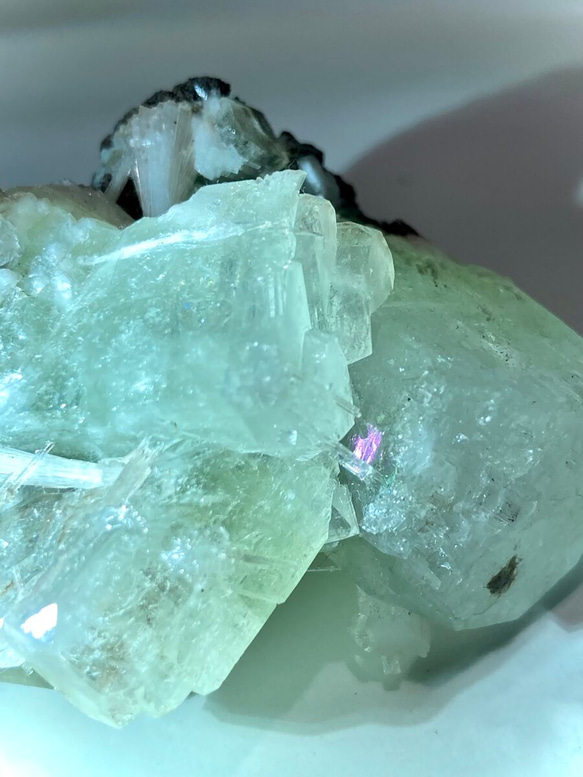 天使の水晶˚✧₊⁎  虹入り　グリーンアポフィライト　原石　クラスター　魚眼石 6枚目の画像