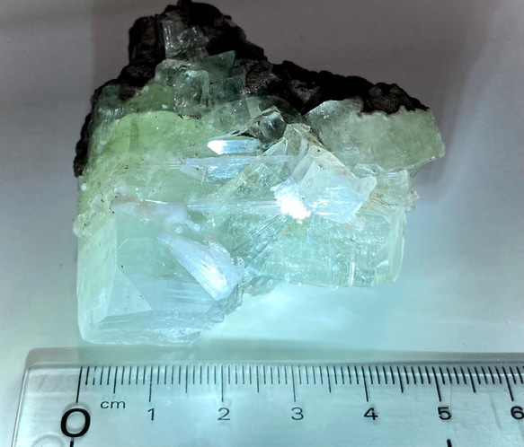 天使の水晶˚✧₊⁎  虹入り　グリーンアポフィライト　原石　クラスター　魚眼石 7枚目の画像