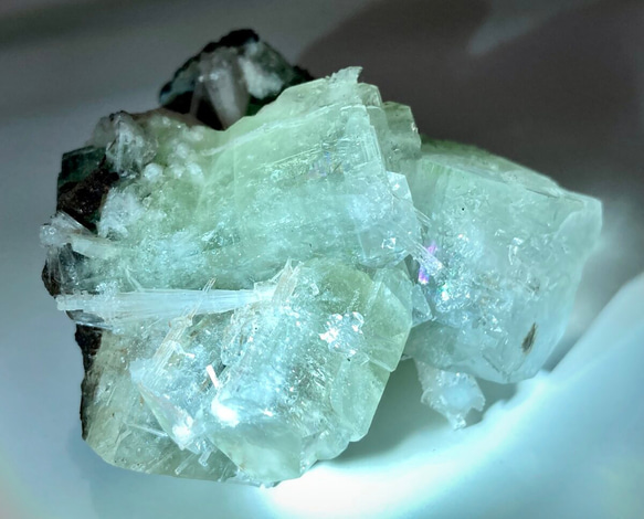 天使の水晶˚✧₊⁎  虹入り　グリーンアポフィライト　原石　クラスター　魚眼石 1枚目の画像
