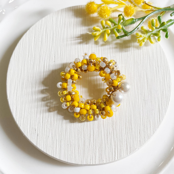 ミモザイエロー ビーズクロッシェのリースブローチ ♪卒業入学
